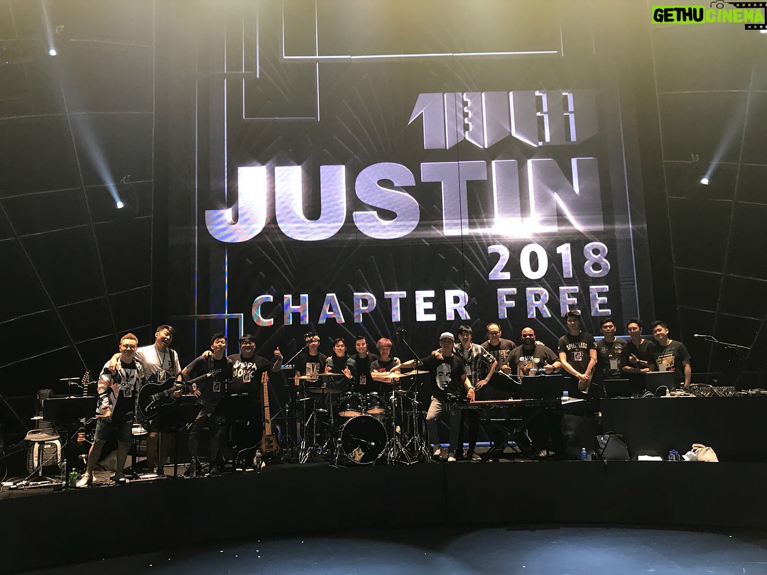 Justin Lo Instagram - #chapterfreeconcert2018 #macau #groupphoto #thankyouguys 🙌🏻