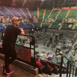 Justin Lo Instagram - 每次搭台，仍然會好興奮，就像每次都係第一次... 仲有三日咋，到時見！

#側田 #紅館
#MyBeautifulCurse 
#側田演唱會2019 
#6月14至15日