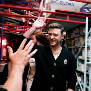 Justin Timberlake Instagram - Back at @nbcsnl last night. Huge congrats to @dakotajohnson for crushing it. And shout out to the genius @tobenwigwe for joining us to debut SANCTIFIED 🙏🏻 Oh and also, hi @jimmyfallon. LOVE YOU GUYS.