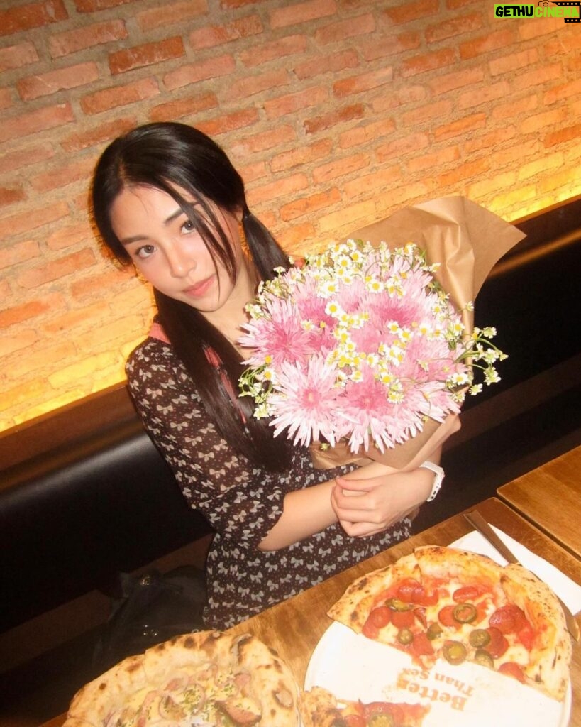 Juthapich Indrajundra Instagram - Pizza🍕, flowers💐, or me👧🏻? Kenny's
