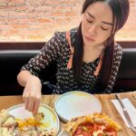 Juthapich Indrajundra Instagram - Pizza🍕, flowers💐, or me👧🏻? Kenny's