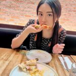 Juthapich Indrajundra Instagram - Pizza🍕, flowers💐, or me👧🏻? Kenny's