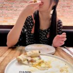 Juthapich Indrajundra Instagram - Pizza🍕, flowers💐, or me👧🏻? Kenny's