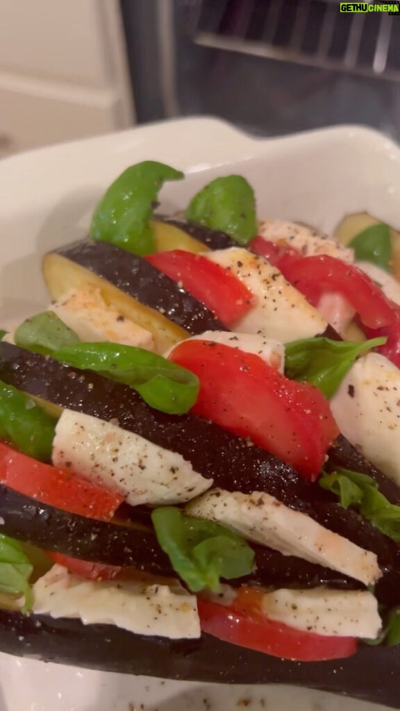 K.D. Aubert Instagram - 🍆🍆Quick & Full of Flavor!!! That’s how I like my 🍆🍆😆 I added PASTA SAUCE after. #ChefKD *1 eggplant *1 tomato * 1 mozzarella cheese * 1 handful of fresh basil * olive oil * salt * pepper Oven at 400 for 30-35 minutes 👩🏽‍🍳 If you make this be sure and TAG ME do I can see! 👩🏽‍🍳