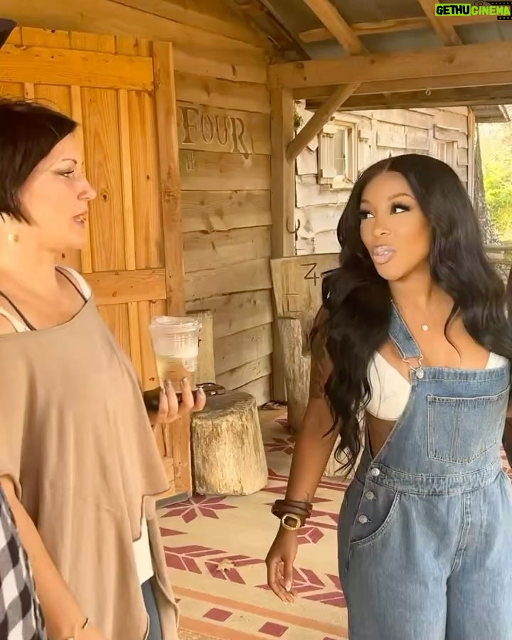 K. Michelle Instagram - Living my life doing EXACTLY what I want 2. I pray you are 2. @kimberlyispuddin 🌻🌻🌻🌻