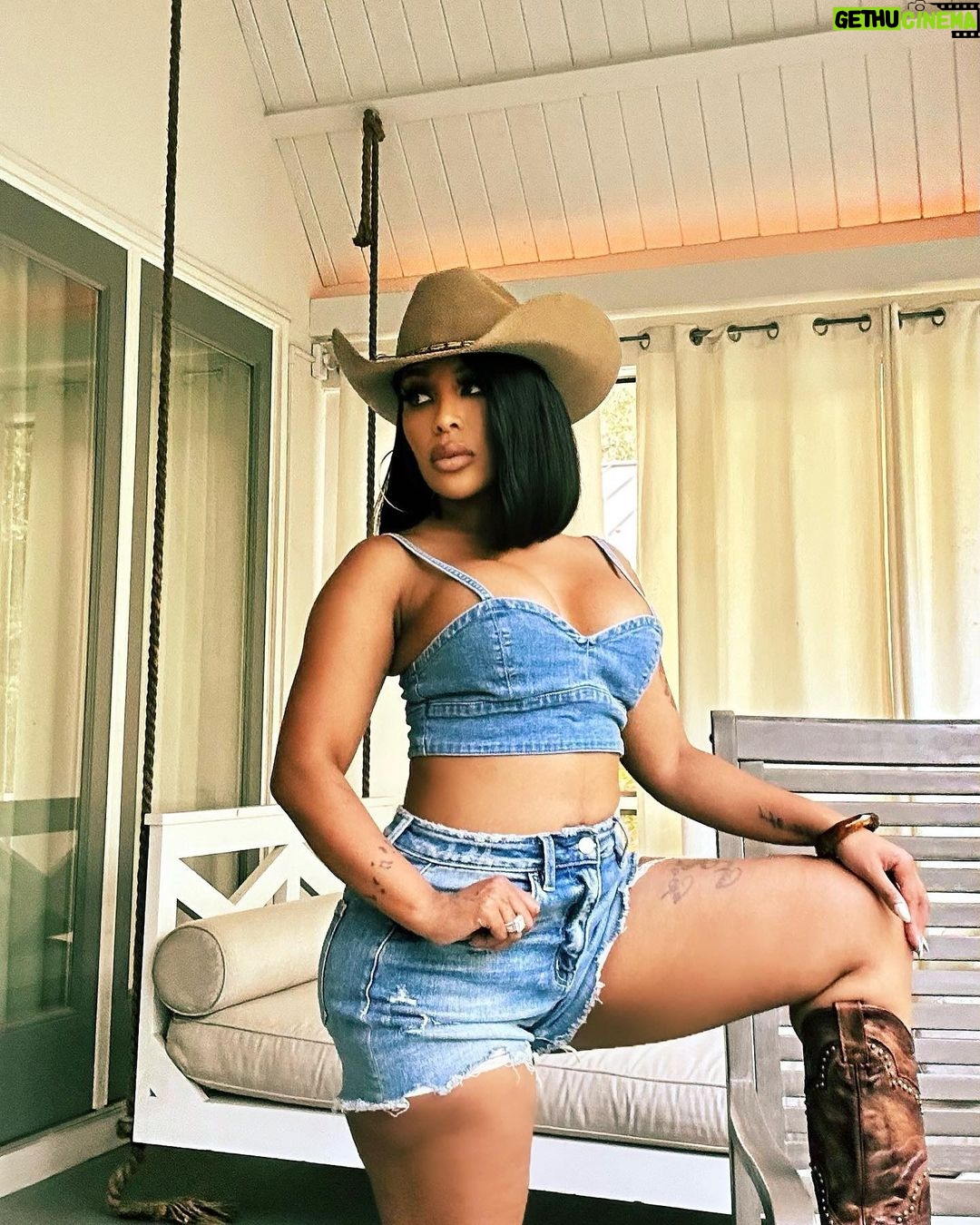 K. Michelle Instagram - Puddin, is a southern treat, sweetest thing you’ll ever eat🌻#tennessee coming soon @kimberlyispuddin