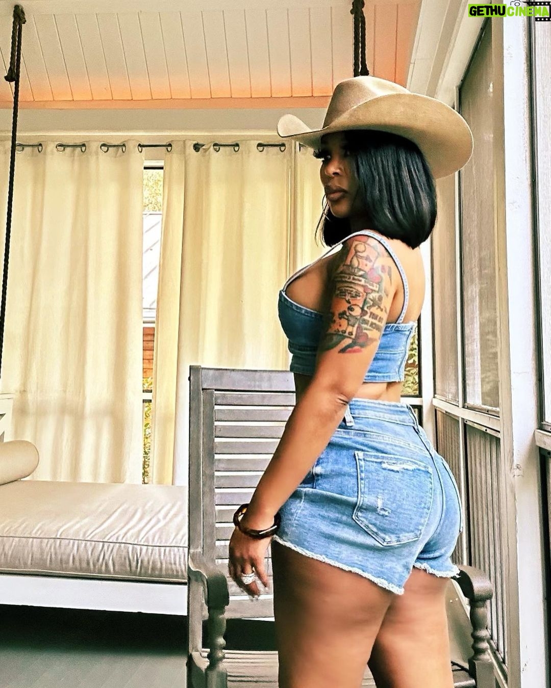 K. Michelle Instagram - Puddin, is a southern treat, sweetest thing you’ll ever eat🌻#tennessee coming soon @kimberlyispuddin