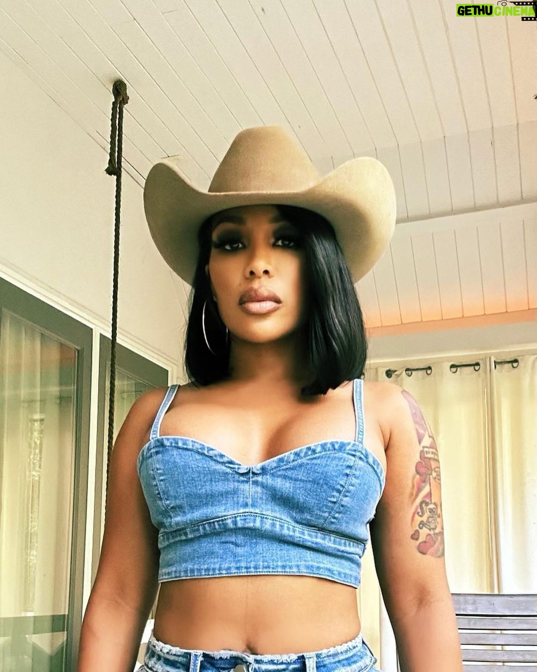 K. Michelle Instagram - Puddin, is a southern treat, sweetest thing you’ll ever eat🌻#tennessee coming soon @kimberlyispuddin
