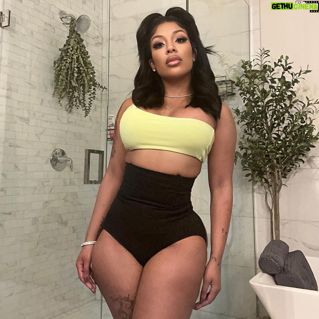 K. Michelle Instagram - Good morning! Headed to set in my @whatwaistofficial (I love this thingy) 😩 Happy Fridayyyyyyyyy
