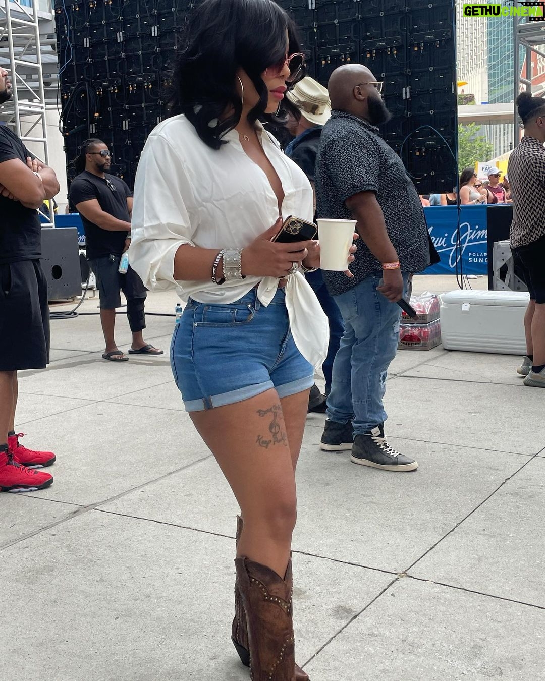 K. Michelle Instagram - A little bit of my kick ass day! I’ll post my 2 performances, but first I must sleep before my other performance tomorrow! Just know dreams really come true and God will make room for you gift. Thank you @cma @essence @theshaderoom and @abc ( who’s next) 🙏🏽❤️