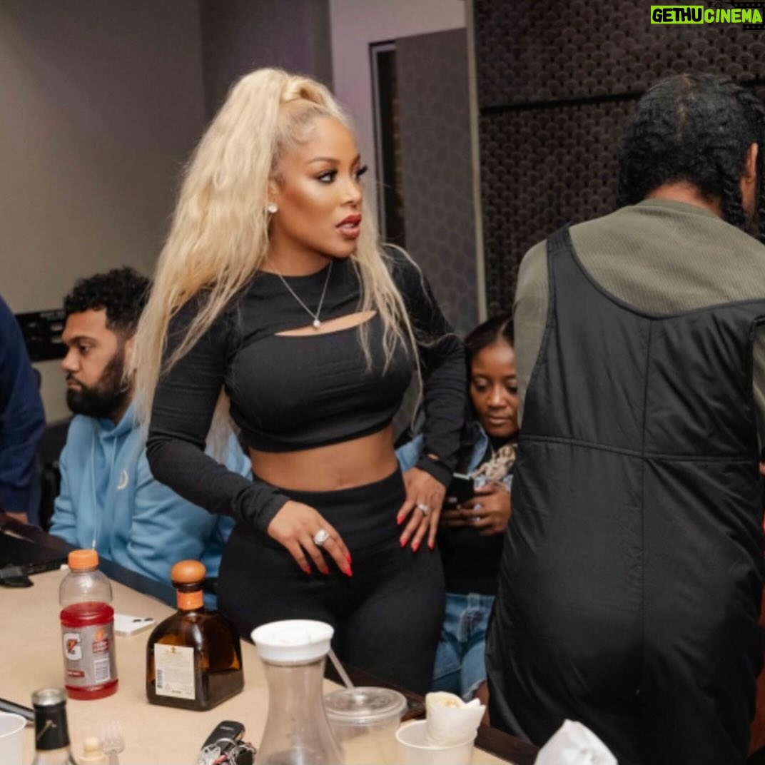 K. Michelle Instagram - Voices in my head✍️