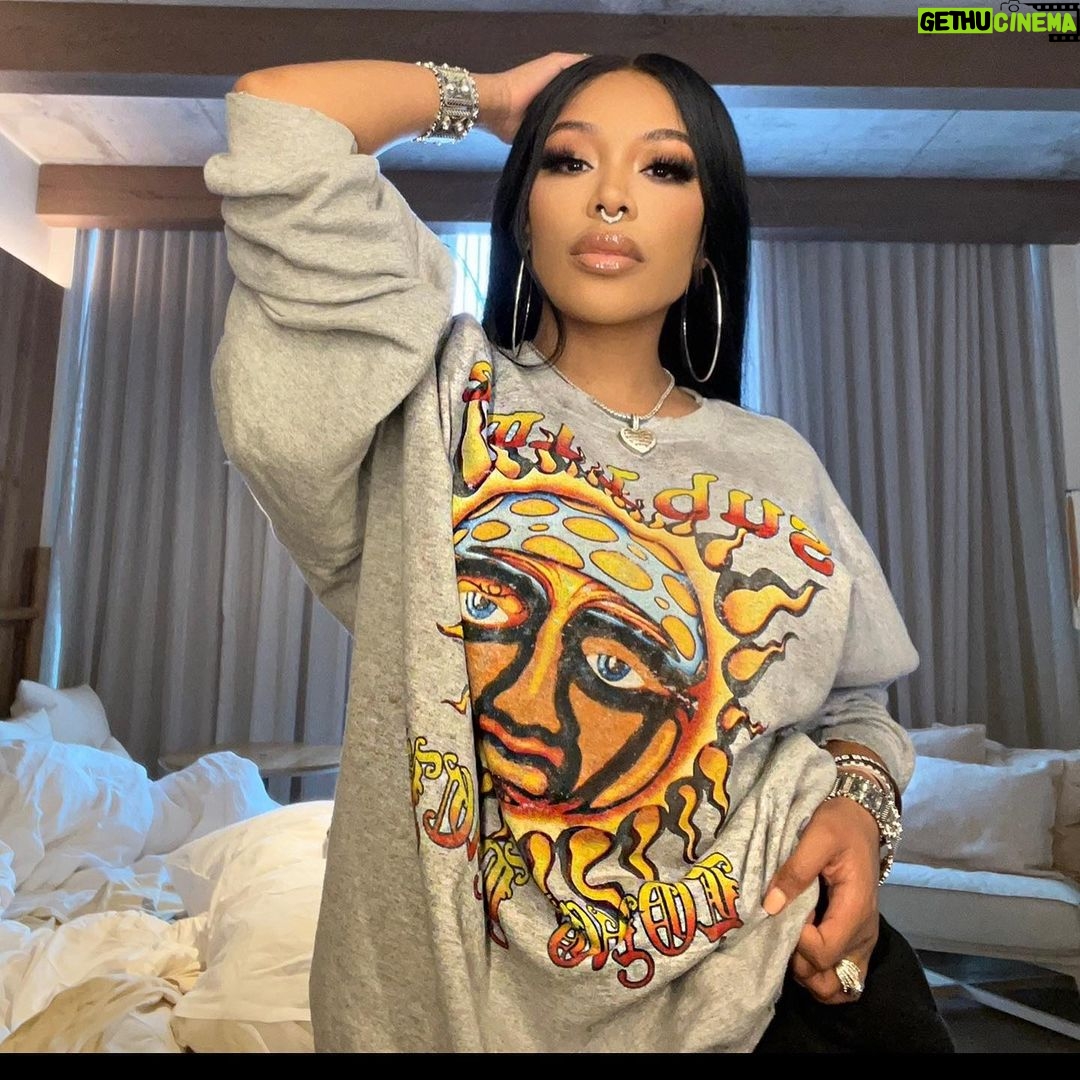 K. Michelle Instagram - Thank you @CMA for having me. Y’all, were sooooooo loving. I appreciate you for the genuine embrace❤️ @kimberlyispuddin