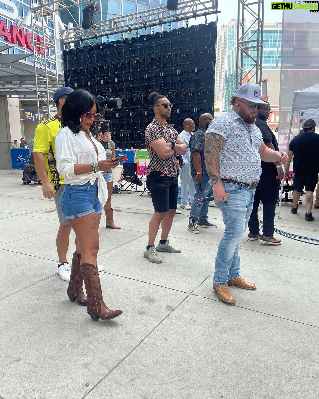 K. Michelle Instagram - A little bit of my kick ass day! I’ll post my 2 performances, but first I must sleep before my other performance tomorrow! Just know dreams really come true and God will make room for you gift. Thank you @cma @essence @theshaderoom and @abc ( who’s next) 🙏🏽❤️