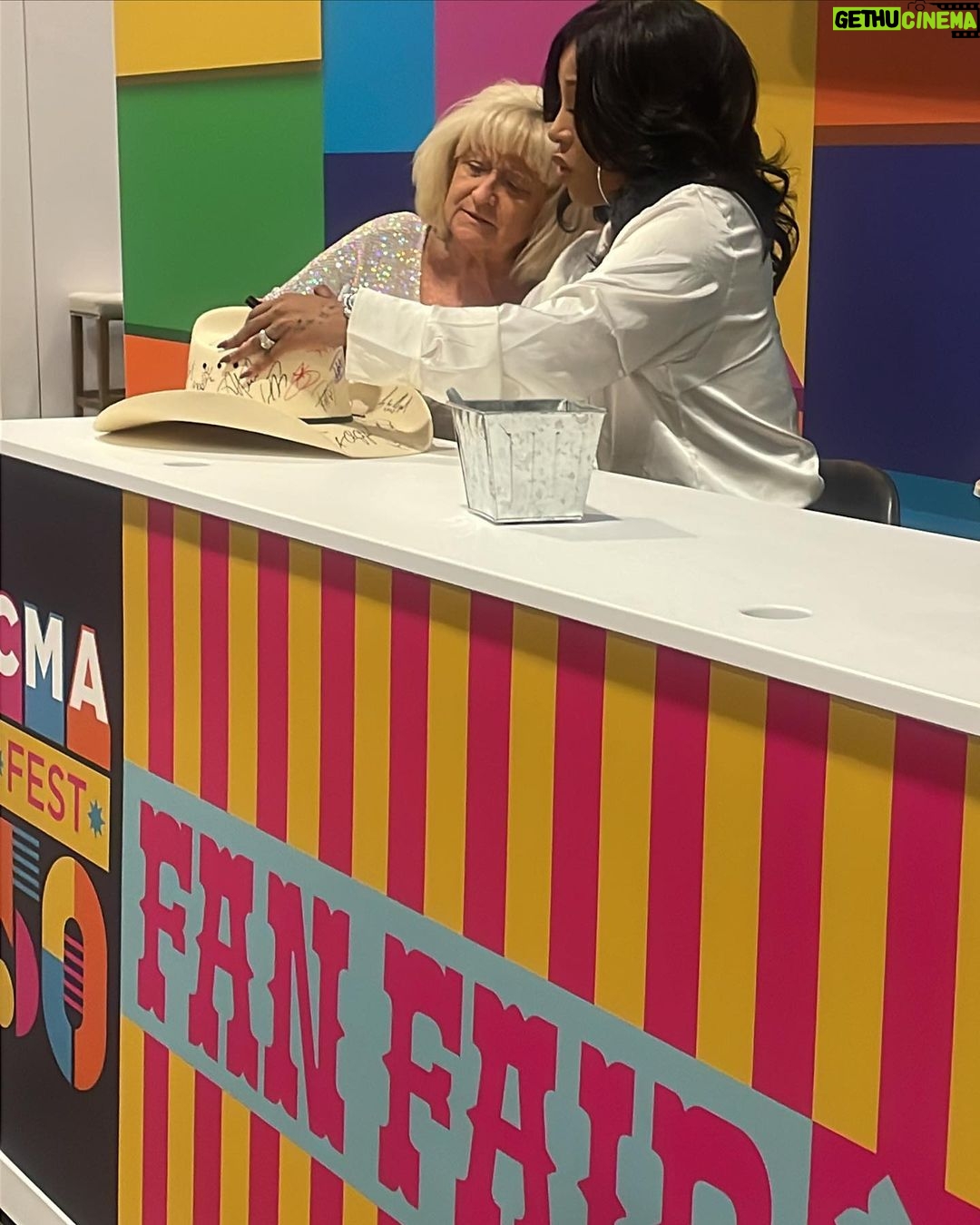 K. Michelle Instagram - A little bit of my kick ass day! I’ll post my 2 performances, but first I must sleep before my other performance tomorrow! Just know dreams really come true and God will make room for you gift. Thank you @cma @essence @theshaderoom and @abc ( who’s next) 🙏🏽❤️