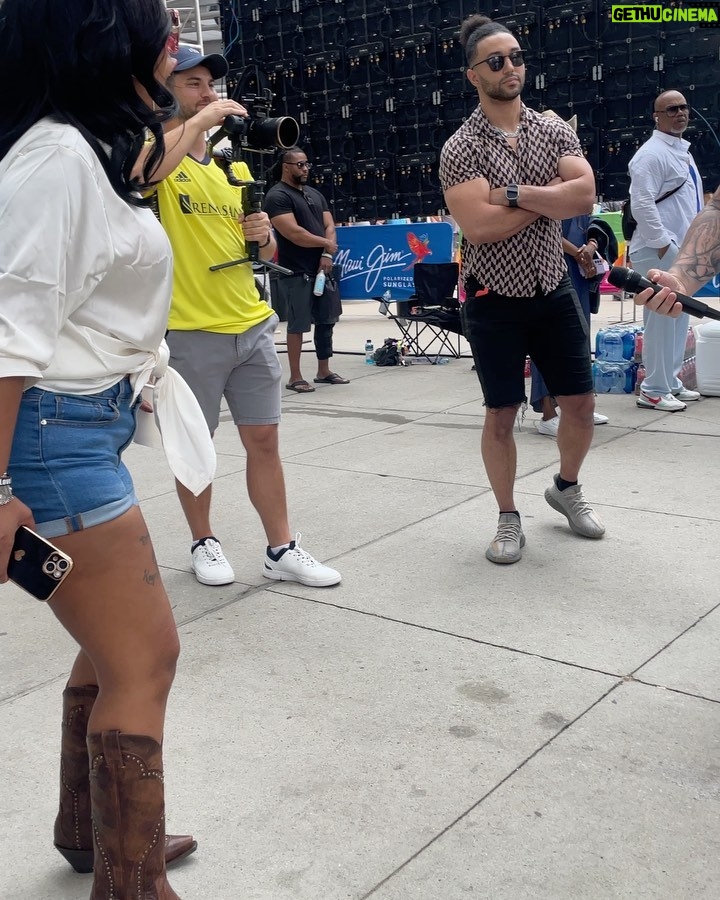 K. Michelle Instagram - A little bit of my kick ass day! I’ll post my 2 performances, but first I must sleep before my other performance tomorrow! Just know dreams really come true and God will make room for you gift. Thank you @cma @essence @theshaderoom and @abc ( who’s next) 🙏🏽❤️