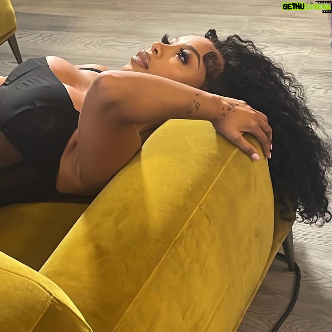 K. Michelle Instagram - I don’t pick up crumbs off the ground🧹❤️🌻
