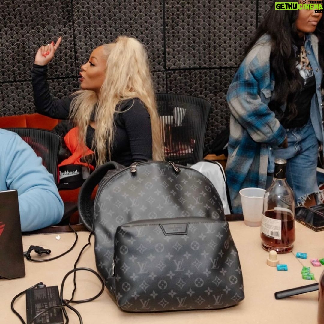 K. Michelle Instagram - Voices in my head✍️