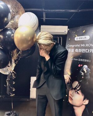 Kai Instagram - 🖤
@yslbeauty
 #yslbeauty #입생로랑뷰티