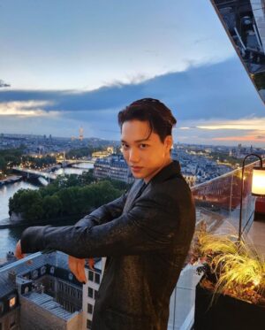 Kai Instagram - With #yslbeauty #LIBRE #입생로랑뷰티