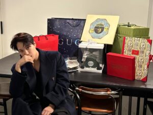 Kai Instagram - 생일축하해 카이야!🎁❤️

#gucci @gucci