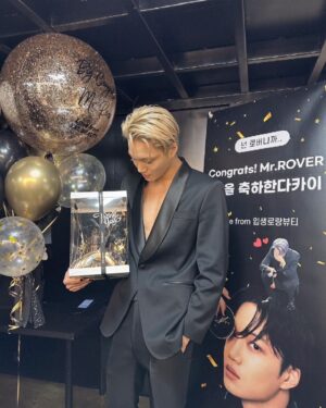 Kai Instagram - 🖤
@yslbeauty
 #yslbeauty #입생로랑뷰티