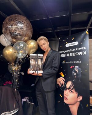 Kai Instagram - 🖤
@yslbeauty
 #yslbeauty #입생로랑뷰티