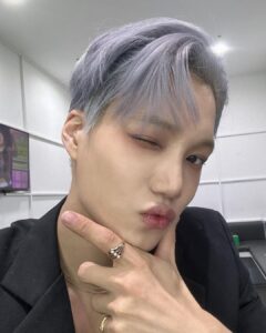 Kai Instagram - 안녕하세요. 오늘 처음 일등한 카이입니다! 여러분 저 일등했어요! 다른 것보다 여러분에게 달려가 너무너무 감사하고 고맙다는 말하고 싶었어요. 다시 한번 더 너무너무 감사하고 사랑합니다. 저는 데뷔 이후로 언제나 일등이나 특별한 상을 목표로 해본적이 없어요. 나 자신이 만족할 수 있는 무대, 누구에게나 인정 받는 가수, 저 자신에게 집중하는 시간이 가장 중요했었어요. 근데 하루하루 시간이 지나면서 여러분과 함께하는 시간, 같이 만들어온 추억과 순간들이 지금 저에게 가장 중요한 목표이자 행복이 되었습니다. 이번 앨범 역시 마찬가지였어요. 저와 여러분이 함께 즐거운 시간을 만들자는 마음으로 시작했고, 행복한 추억을 남기자는 마음으로 활동을 했는데 이렇게 생각지도 못한 큰 선물을 받게 되니 더할나위 없이 행복합니다. 저를 오늘 울게 만든 이유는 다른 건 없어요. 고생했던 노력, 시간, 처음 해본 일등 저에게 하나도 중요하지 않고 오로지 여러분이 저에게 주는 사랑 그게 너무나도 크게 마음으로 느껴졌습니다. 언제나 저에게 행복을 주는 우리 사랑스러운 팬분들. 그 마음에 다시 한번 더 감사하고 언제나 받는 사랑에 감사함을 알고 돌려드리는 겸손한 사람이 되도록 노력하겠습니다! 너무나도 감사하고 사랑합니다. @weareone.exo #rover #kai #exols