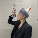 Kai Instagram - 안녕하세요. 오늘 처음 일등한 카이입니다! 여러분 저 일등했어요! 다른 것보다 여러분에게 달려가 너무너무 감사하고 고맙다는 말하고 싶었어요. 다시 한번 더 너무너무 감사하고 사랑합니다. 저는 데뷔 이후로 언제나 일등이나 특별한 상을 목표로 해본적이 없어요. 나 자신이 만족할 수 있는 무대, 누구에게나 인정 받는 가수, 저 자신에게 집중하는 시간이 가장 중요했었어요. 근데 하루하루 시간이 지나면서 여러분과 함께하는 시간, 같이 만들어온 추억과 순간들이 지금 저에게 가장 중요한 목표이자 행복이 되었습니다. 이번 앨범 역시 마찬가지였어요. 저와 여러분이 함께 즐거운 시간을 만들자는 마음으로 시작했고, 행복한 추억을 남기자는 마음으로 활동을 했는데 이렇게 생각지도 못한 큰 선물을 받게 되니 더할나위 없이 행복합니다. 저를 오늘 울게 만든 이유는 다른 건 없어요. 고생했던 노력, 시간, 처음 해본 일등 저에게 하나도 중요하지 않고 오로지 여러분이 저에게 주는 사랑 그게 너무나도 크게 마음으로 느껴졌습니다. 언제나 저에게 행복을 주는 우리 사랑스러운 팬분들. 그 마음에 다시 한번 더 감사하고 언제나 받는 사랑에 감사함을 알고 돌려드리는 겸손한 사람이 되도록 노력하겠습니다! 너무나도 감사하고 사랑합니다. @weareone.exo #rover #kai #exols