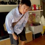Kai-Yi Chang Instagram – 週六要工作。

12月了，我竟然還可以穿這麼單薄出門…
寬版襯衫、短褲、涼鞋，輕鬆自在。
但…還是希望有寒流啦！

#stylish #style #fashionblogger #lifestyle #lifestyleblogger #actorslife #actors #leatherjacketstyle #leatherjacket #newvintage 國立國父紀念館National Dr.Sun Yat-sen Memorial Hall