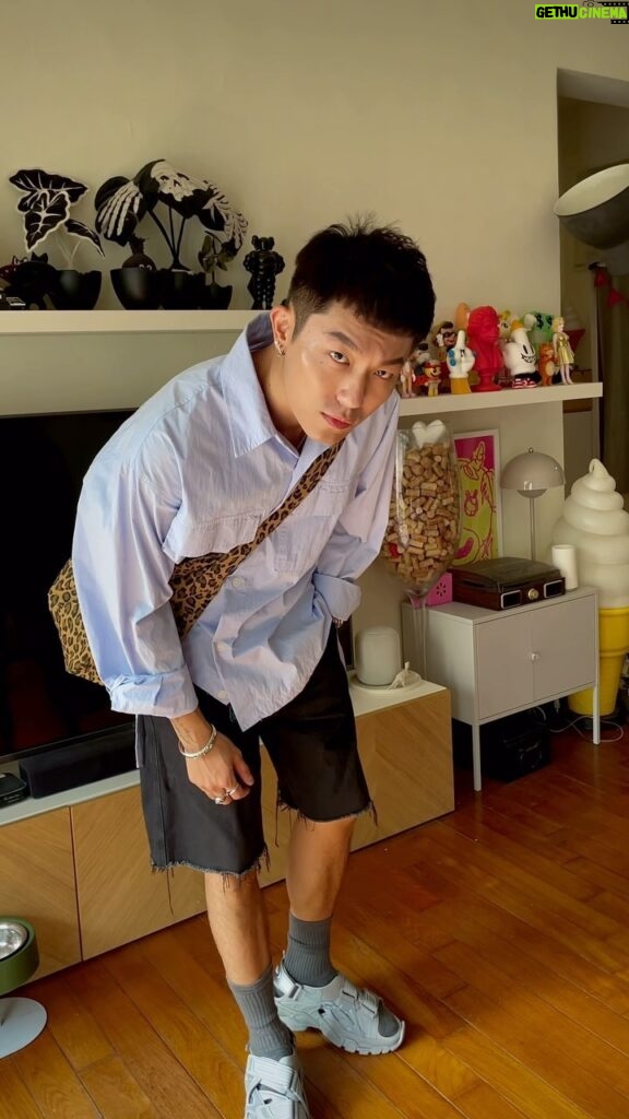 Kai-Yi Chang Instagram - 週六要工作。 12月了，我竟然還可以穿這麼單薄出門… 寬版襯衫、短褲、涼鞋，輕鬆自在。 但…還是希望有寒流啦！ #stylish #style #fashionblogger #lifestyle #lifestyleblogger #actorslife #actors #leatherjacketstyle #leatherjacket #newvintage 國立國父紀念館National Dr.Sun Yat-sen Memorial Hall