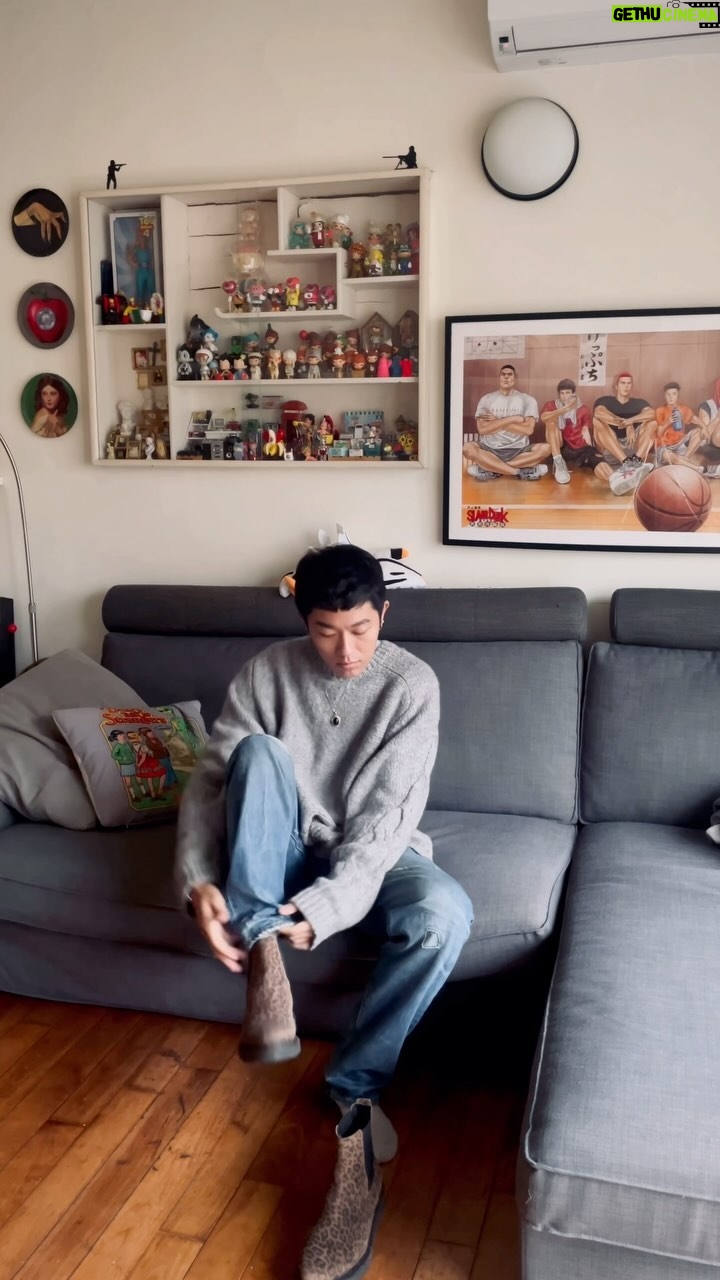 Kai-Yi Chang Instagram - 下雨降溫の台北。 就是要穿上我最愛最愛的毛衣! 混羊毛的最舒服… 搭配豹紋雀兒喜靴子,舒服又有個性。 sweater @mougganofficial Jeans @levis @levis_taiwan Shoes @allsaintstaiwan @allsaints necklace @modern_mode2001 @upstar0129 #necklace #levistaiwan #supreme #levis #allsaintstaiwan #lifestyle #lifestyleblogger #seaboy #actor #actorslife #allsaints #mouggon #sweater 國父紀念館