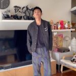 Kai-Yi Chang Instagram - 今天好適合… 去野餐喔！所以，很適合穿吊帶褲 配上鬆鬆垮垮的T-shirt及SHOOSH輕羽絨夾克 舒服啊！！！ Jacket @dotswoosh @nike Overalls @supremenewyork Shoes @balenciaga Underwear @noexit__official #blackcat #overalls #supreme #nikeswoosh #swoosh #lifestyle #lifestyleblogger #seaboy #actor #actorslife #nike 國父紀念館