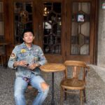 Kai-Yi Chang Instagram - 我的週五。 天氣又轉涼了，剛好想穿整套丹寧…舒服。 Jacket @bape_japan Jeans @levis @levis_taiwan Shoes @converse_tokyo Belt @commedesgarcons #lifestyle #lifestyleblogger #fashionstyle #fashionblogger #actor #actorslife #levis #converse #supreme #conversetokyo #ape #abathingape Modern Mode & Modern Mode Café