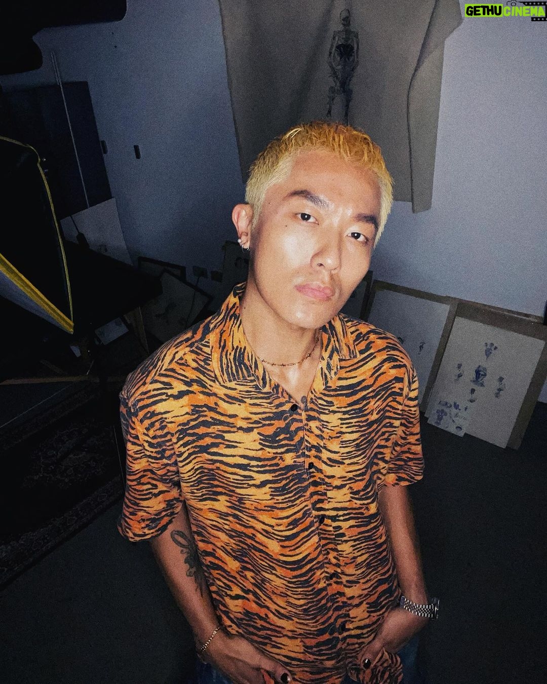 Kai-Yi Chang Instagram - 要再漂髮嗎? 金毛?有廠商、導演、劇組要嗎? #ootd #look #fashion #fashionblogger #lifestyle #lifestyleblogger #streetstyle #balenciaga #alexanderwang #fashionstyle #supreme #budweiser #stussy Modern Mode & Modern Mode Café