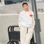 Kai-Yi Chang Instagram - 冬天終於有感。 在陰雨綿綿的台北，其實很適合穿著帶點色彩的毛衣，這次我穿著adidas Originals新款毛衣、燈芯絨長褲以及我最愛的米色皮革SAMBA，緩和了令人討厭灰濛濛台北市的情緒。 這次推薦的毛衣，除了織紋上的設計不會令人擔心以外，還增添了些許的亮色點綴，舒服又不無聊的設計，真的很適合即將到來的冬天！ 我穿整身「米色」系，真的好撫慰自己的心情。 Photographer @peinnacam Special thanks @janicestelle___ @originals_tw #三葉草百搭秋冬復古潮 #lifestyle #lifestyleblogger #actor #actorslife #originalstyle #samba 台北流行音樂中心