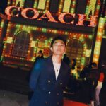 Kai-Yi Chang Instagram – 與 @coach 一起過聖誕。

超大聖誕樹、彩色的光屋、光雕秀…
都讓今年的聖誕節非常不一樣！！
偷偷跟你們說：光屋裡頭還有這次新品喔。

讓我們一起溫暖過聖誕～
巨型裝置只到「2024/01/02」

Photographer @peinnacam 

#coachholiday #coachny #coachtw 
#lifestyle #lifestyleblogger #actorslife 華山1914文化創意產業園區