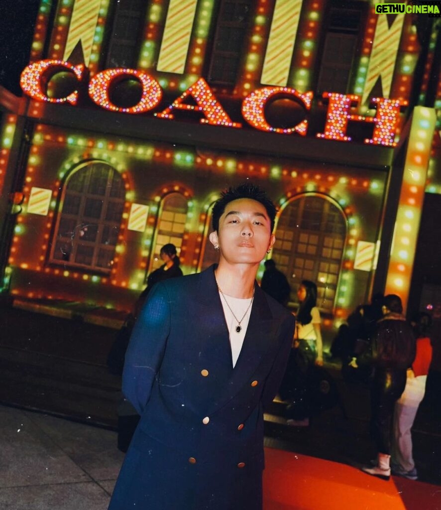 Kai-Yi Chang Instagram - 與 @coach 一起過聖誕。 超大聖誕樹、彩色的光屋、光雕秀… 都讓今年的聖誕節非常不一樣！！ 偷偷跟你們說：光屋裡頭還有這次新品喔。 讓我們一起溫暖過聖誕～ 巨型裝置只到「2024/01/02」 Photographer @peinnacam #coachholiday #coachny #coachtw #lifestyle #lifestyleblogger #actorslife 華山1914文化創意產業園區