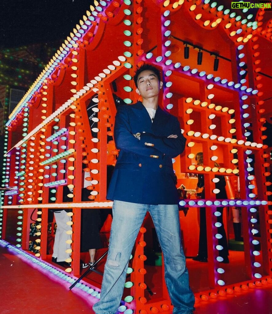 Kai-Yi Chang Instagram - 與 @coach 一起過聖誕。 超大聖誕樹、彩色的光屋、光雕秀… 都讓今年的聖誕節非常不一樣！！ 偷偷跟你們說：光屋裡頭還有這次新品喔。 讓我們一起溫暖過聖誕～ 巨型裝置只到「2024/01/02」 Photographer @peinnacam #coachholiday #coachny #coachtw #lifestyle #lifestyleblogger #actorslife 華山1914文化創意產業園區