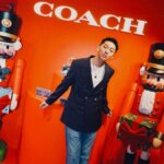 Kai-Yi Chang Instagram – 與 @coach 一起過聖誕。

超大聖誕樹、彩色的光屋、光雕秀…
都讓今年的聖誕節非常不一樣！！
偷偷跟你們說：光屋裡頭還有這次新品喔。

讓我們一起溫暖過聖誕～
巨型裝置只到「2024/01/02」

Photographer @peinnacam 

#coachholiday #coachny #coachtw 
#lifestyle #lifestyleblogger #actorslife 華山1914文化創意產業園區