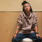 Kai-Yi Chang Instagram - 關於昨天尾牙-「嬉皮士」 根本沒有幾個人認真給我變裝啊！ 我還去買偽髒辮的帽子，原本以為會很嬉皮… 沒想到，整個超像印第安的朋友或琥碧戈柏… 我也很愛啦！沒差啦。 話說；在廁所拍照…夠嬉皮吧！ MM今年尾牙，好好玩、好開心、好溫暖。 謝謝鍾瑶、鍾禾、大姐還有UP！ #happynewyear #2024 #hippie #hippiestyle #hippielife #hippiefashion #hippiechic #chill 星聚點文創