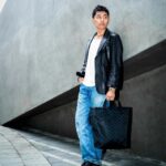 Kai-Yi Chang Instagram - 一生懸命。 從小就一直敢冒險的我， 一直不停的摸索。自己到底喜歡什麼？ 從運動員、藝術家、服裝設計師、廚師… 再到模特兒及現在的身分「演員」。 自在經歷了無數次的歸零開始， 這是對自己的考驗及摸索！ 也很慶幸我找到了自己的目標～ 就是成為一名「演員」。 在茫茫人海中，我曾經迷惘、墮落， 如今的我，依然在這條路上繼續奔馳… 有時候會累、會懷疑自己…但…我不放棄！ 「提得起，不放下」 這也就是為什麼我選擇這次 「金馬60 x PORTER INTERNATIONAL - STARRY托特包」 謝謝這些黑暗中的星星， 他們持續給我力量及勇氣，我不會放棄！ @porter_international Photographer @peinnacam @peiiiinnana Special thanks @janicestelle___ #porter_international #porterOOTD #STARRY #金馬xPorter_International #金馬60 台北流行音樂中心