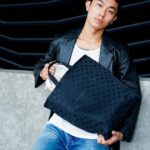 Kai-Yi Chang Instagram - 一生懸命。 從小就一直敢冒險的我， 一直不停的摸索。自己到底喜歡什麼？ 從運動員、藝術家、服裝設計師、廚師… 再到模特兒及現在的身分「演員」。 自在經歷了無數次的歸零開始， 這是對自己的考驗及摸索！ 也很慶幸我找到了自己的目標～ 就是成為一名「演員」。 在茫茫人海中，我曾經迷惘、墮落， 如今的我，依然在這條路上繼續奔馳… 有時候會累、會懷疑自己…但…我不放棄！ 「提得起，不放下」 這也就是為什麼我選擇這次 「金馬60 x PORTER INTERNATIONAL - STARRY托特包」 謝謝這些黑暗中的星星， 他們持續給我力量及勇氣，我不會放棄！ @porter_international Photographer @peinnacam @peiiiinnana Special thanks @janicestelle___ #porter_international #porterOOTD #STARRY #金馬xPorter_International #金馬60 台北流行音樂中心