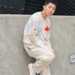 Kai-Yi Chang Instagram - 冬天終於有感。 在陰雨綿綿的台北，其實很適合穿著帶點色彩的毛衣，這次我穿著adidas Originals新款毛衣、燈芯絨長褲以及我最愛的米色皮革SAMBA，緩和了令人討厭灰濛濛台北市的情緒。 這次推薦的毛衣，除了織紋上的設計不會令人擔心以外，還增添了些許的亮色點綴，舒服又不無聊的設計，真的很適合即將到來的冬天！ 我穿整身「米色」系，真的好撫慰自己的心情。 Photographer @peinnacam Special thanks @janicestelle___ @originals_tw #三葉草百搭秋冬復古潮 #lifestyle #lifestyleblogger #actor #actorslife #originalstyle #samba 台北流行音樂中心