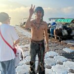 Kai-Yi Chang Instagram – 突然想起KAPITAL花絮沒分享…

在去年拍攝 @kapitalglobal 的幕後花絮，這麼多可愛的時刻，卻忘記分享…該死！

不管是跳日月潭、平田和宏先生吃小吃、大家一起打麻將…都是非常不同凡響的回憶。

今年，我一定要去東京-惠比壽找大家！

#BLUEMAGPIE
#藍鵲
#denim
#嬉皮士
#調和
#harmony
#LOVEandPEACEandHARMONY
#CRAFTMANSHIPandLIVERTY
#challenge
#factorybrand
#kapital
#kountry
#2024 日月潭朝霧碼頭