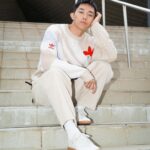 Kai-Yi Chang Instagram - 冬天終於有感。 在陰雨綿綿的台北，其實很適合穿著帶點色彩的毛衣，這次我穿著adidas Originals新款毛衣、燈芯絨長褲以及我最愛的米色皮革SAMBA，緩和了令人討厭灰濛濛台北市的情緒。 這次推薦的毛衣，除了織紋上的設計不會令人擔心以外，還增添了些許的亮色點綴，舒服又不無聊的設計，真的很適合即將到來的冬天！ 我穿整身「米色」系，真的好撫慰自己的心情。 Photographer @peinnacam Special thanks @janicestelle___ @originals_tw #三葉草百搭秋冬復古潮 #lifestyle #lifestyleblogger #actor #actorslife #originalstyle #samba 台北流行音樂中心