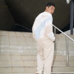 Kai-Yi Chang Instagram - 冬天終於有感。 在陰雨綿綿的台北，其實很適合穿著帶點色彩的毛衣，這次我穿著adidas Originals新款毛衣、燈芯絨長褲以及我最愛的米色皮革SAMBA，緩和了令人討厭灰濛濛台北市的情緒。 這次推薦的毛衣，除了織紋上的設計不會令人擔心以外，還增添了些許的亮色點綴，舒服又不無聊的設計，真的很適合即將到來的冬天！ 我穿整身「米色」系，真的好撫慰自己的心情。 Photographer @peinnacam Special thanks @janicestelle___ @originals_tw #三葉草百搭秋冬復古潮 #lifestyle #lifestyleblogger #actor #actorslife #originalstyle #samba 台北流行音樂中心
