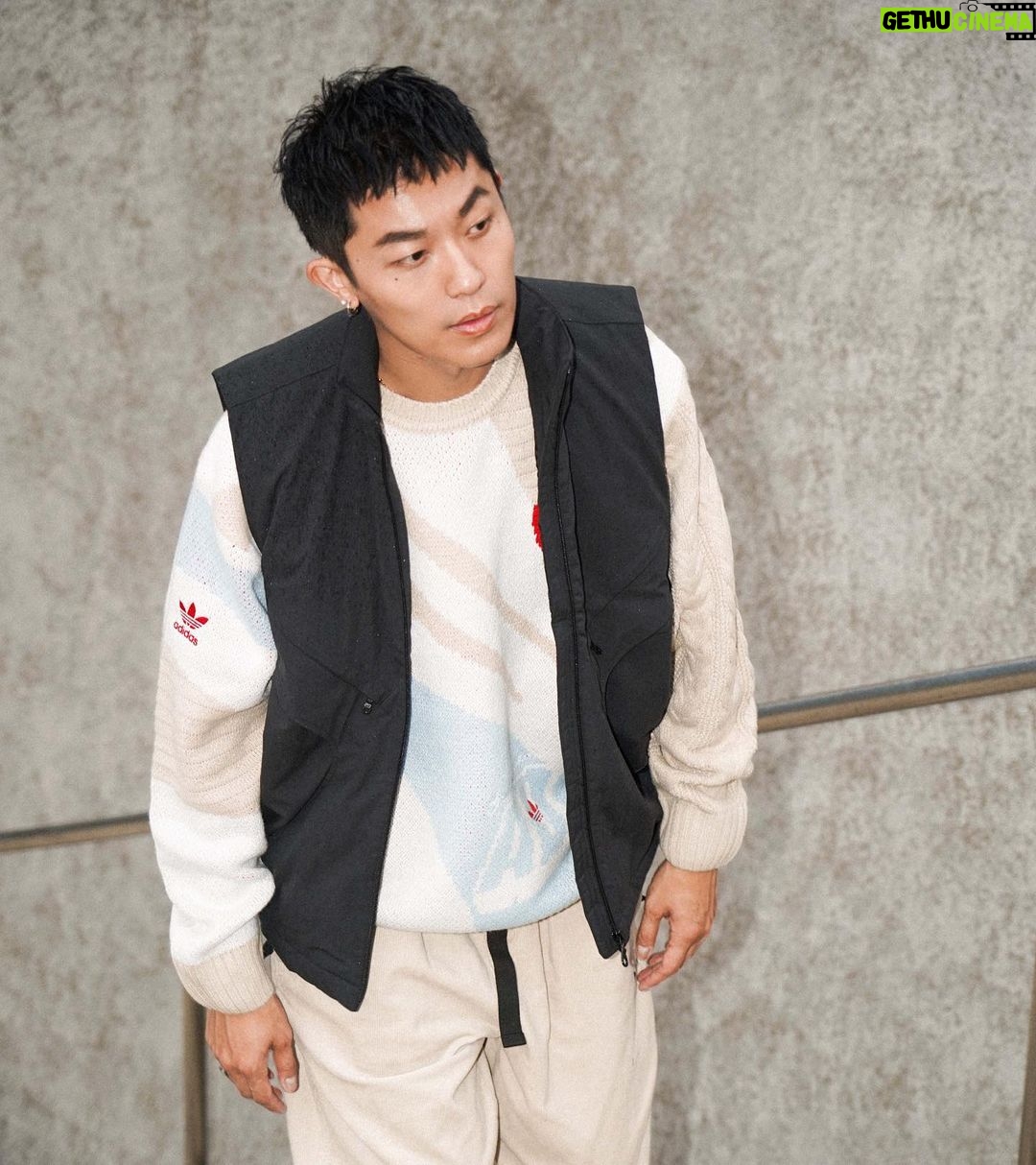Kai-Yi Chang Instagram - 冬天終於有感。 在陰雨綿綿的台北,其實很適合穿著帶點色彩的毛衣,這次我穿著adidas Originals新款毛衣、燈芯絨長褲以及我最愛的米色皮革SAMBA,緩和了令人討厭灰濛濛台北市的情緒。 這次推薦的毛衣,除了織紋上的設計不會令人擔心以外,還增添了些許的亮色點綴,舒服又不無聊的設計,真的很適合即將到來的冬天! 我穿整身「米色」系,真的好撫慰自己的心情。 Photographer @peinnacam Special thanks @janicestelle___ @originals_tw #三葉草百搭秋冬復古潮 #lifestyle #lifestyleblogger #actor #actorslife #originalstyle #samba 台北流行音樂中心