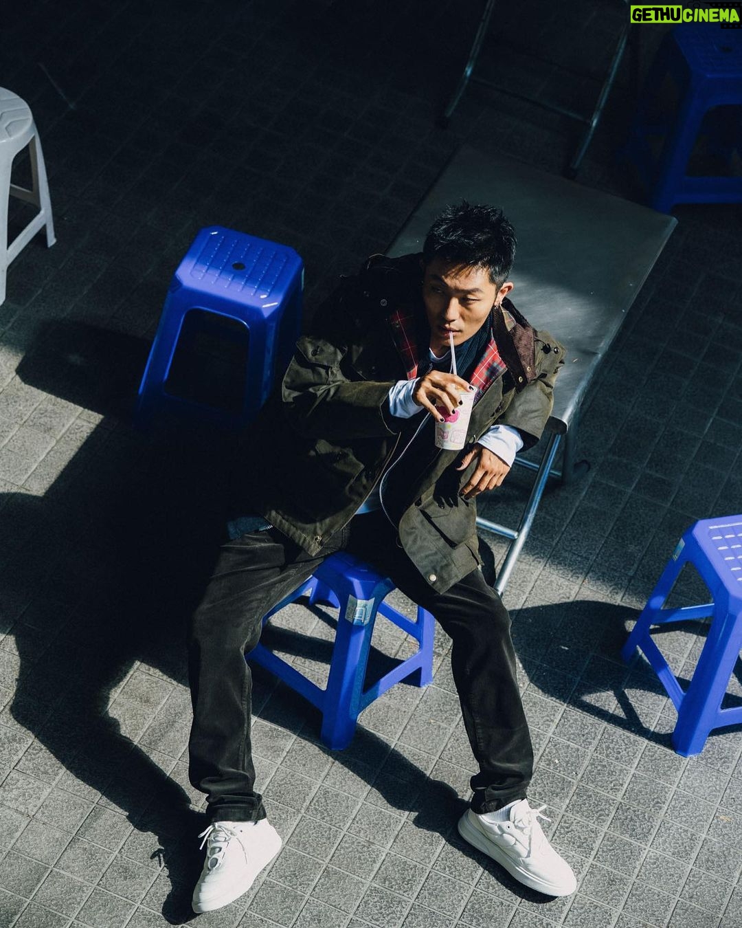 Kai-Yi Chang Instagram - Barbour x Baracuta Thanks @keedan_mag @barbour @baracuta Photographer @yuairy_ Produce Sam Deng Make Up/Hair @a_pple_apple0307 Concept Sofia Shen Shoes @pedroshoes_taiwan #lifestyle #lifestyleblogger #actor #actorslife #barbour #barbourjacket #baracuta #baracutag9 五湖豆漿