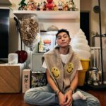 Kai-Yi Chang Instagram – 一個突然變冷…

趕快回家避寒，不知道要幹嘛的週六夜晚…
只好回家把剩下的「絕對無敵」組裝完
當然要繼續尻杯烈酒暖暖身子，明天MM見。

嘿美，很可愛的過來討摸摸！！！

#stylish #style #fashionblogger #lifestyle #lifestyleblogger #actorslife #actors #goros #chromhearts #kapital #newvintage #acnestudios 國立國父紀念館National Dr.Sun Yat-sen Memorial Hall