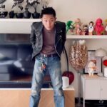 Kai-Yi Chang Instagram – 今天幹大事。

大家準備好了嗎？
今天就低調的穿件皮衣出門…
祝福大家，一起帥氣吧。

Leather jacket @overkillshop 
Jeans @levis_taiwan 
Shoes @nike

#merrychristmas #leatherjacket #leatherjacketstyle #stussy #jeans #lifestyle #lifestyleblogger #actor #actorslife 四坪酒吧 Sì píng